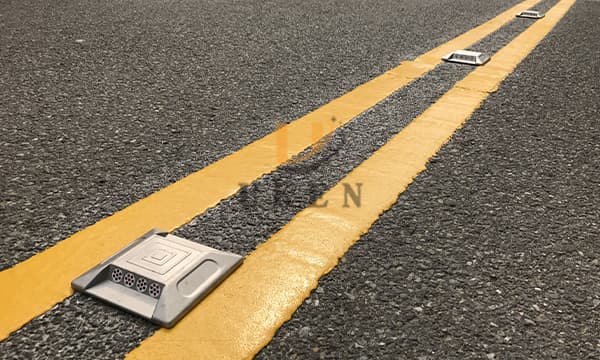 reflectors on motorway